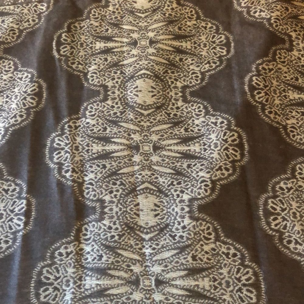 Chico’s Lacey jacquard wrap scarf gray one size fringe edge NWT - Picture 9 of 12